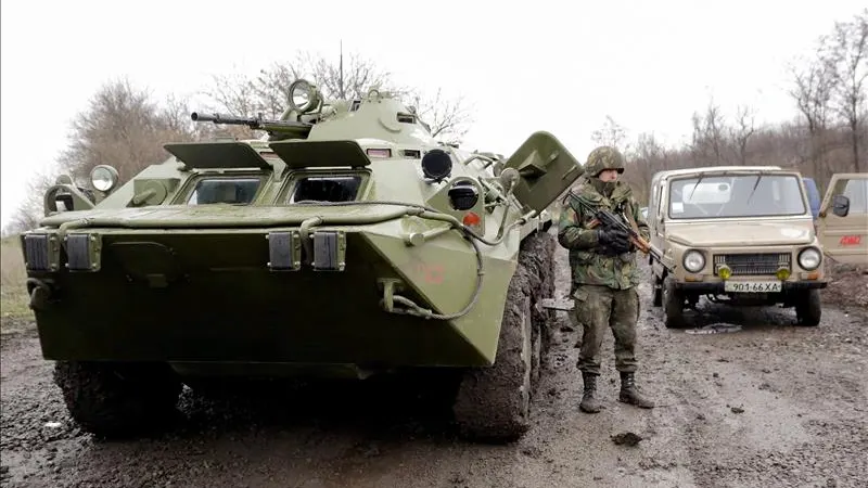 Imagen de un soldado junto a un tanque (Archivo)