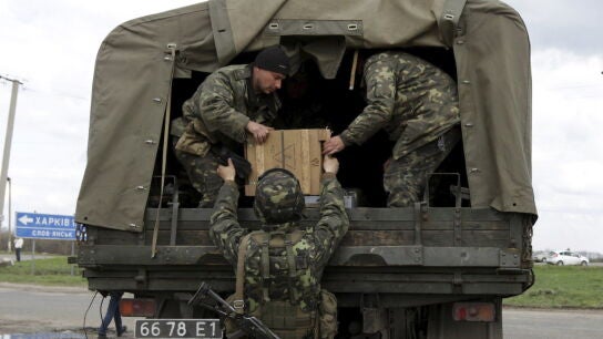 Varios soldados ucranianos descargan municiones de un veh&iacute;culo militar cerca de la ciudad de Izium, en el &aacute;rea de Kharkiv, Ucrania