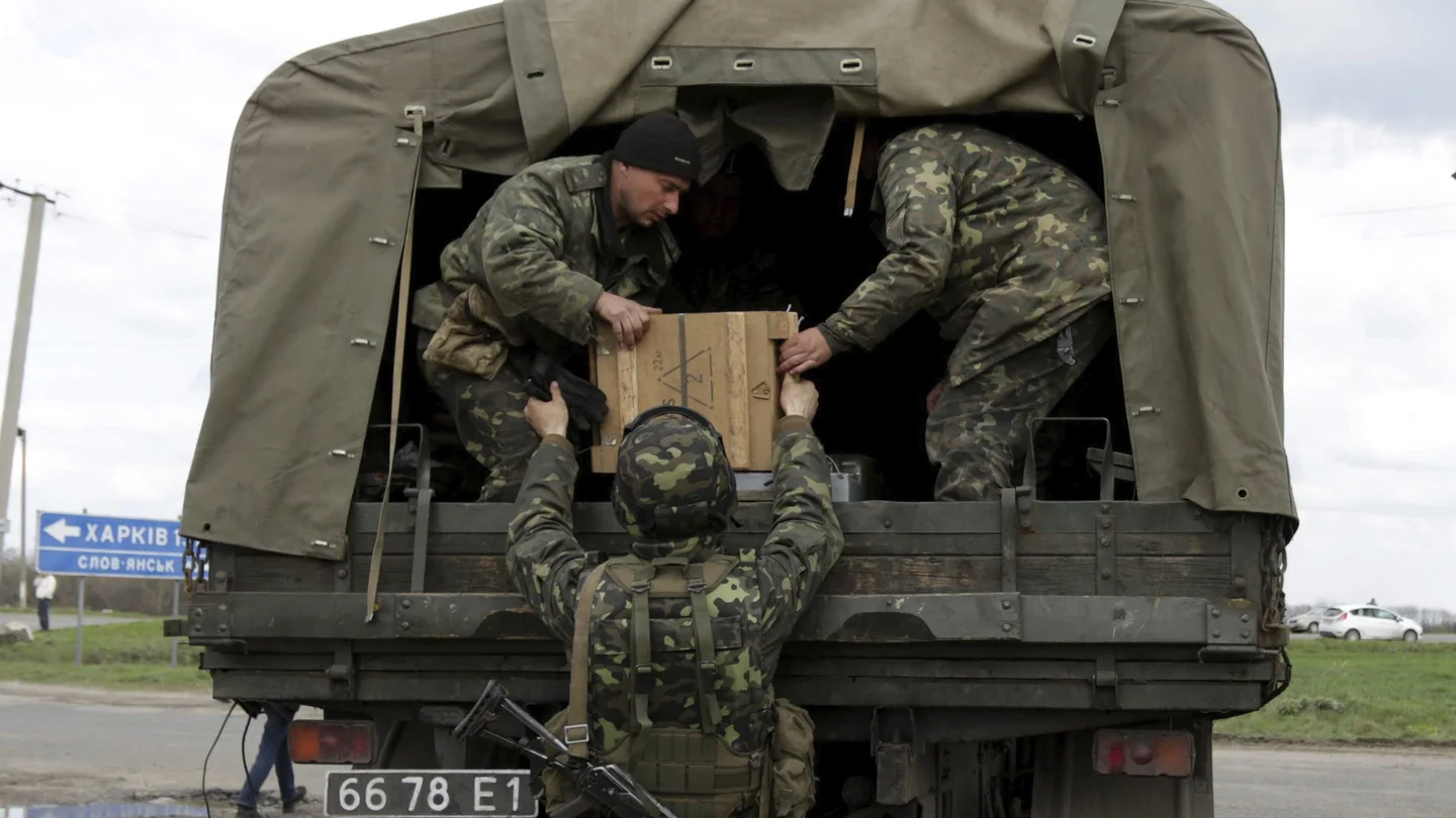 Varios soldados ucranianos descargan municiones de un vehículo militar cerca de la ciudad de Izium, en el área de Kharkiv, Ucrania Varios soldados ucranianos descargan municiones de un vehículo militar cerca de la ciudad de Izium, en el área de Kharkiv, Ucrania