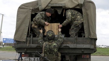 Varios soldados ucranianos descargan municiones de un vehículo militar cerca de la ciudad de Izium, en el área de Kharkiv, Ucrania