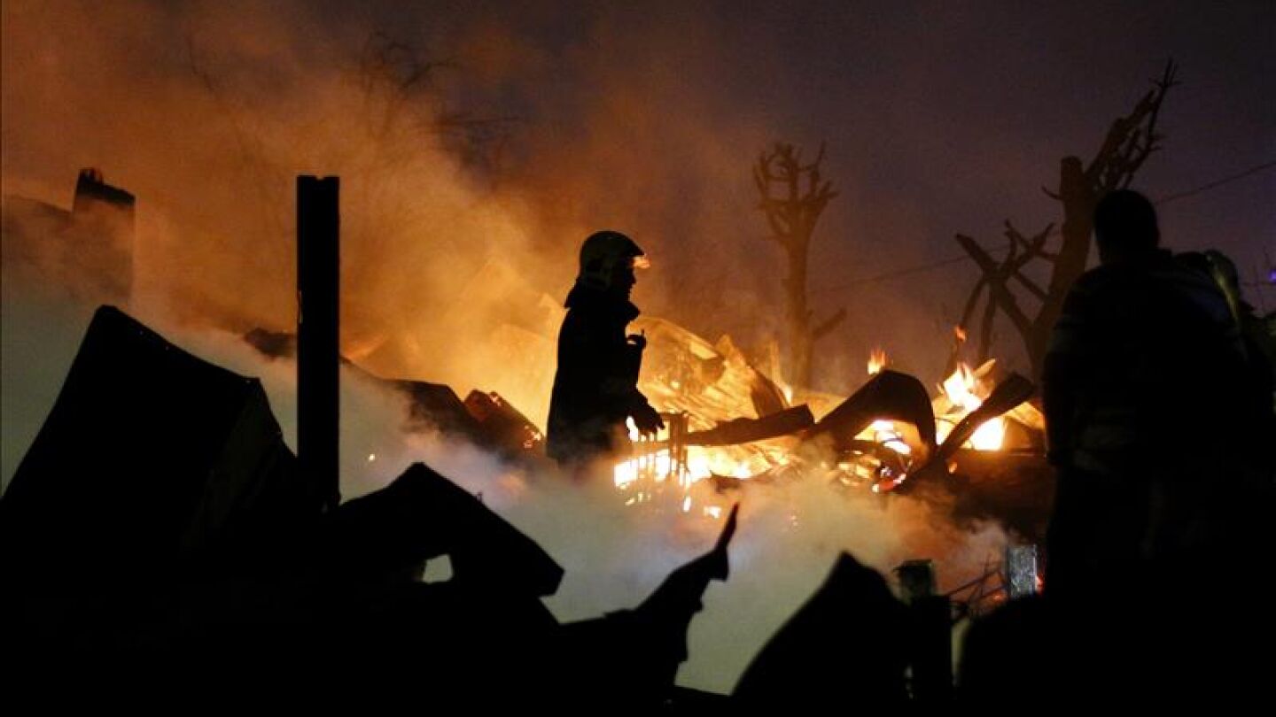 Un bombero rodeado de llamas en el incendio de Valpara&iacute;so