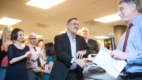 Anne Kornblut (i), editora del Washington Post, aplaude al reportero Barton Gellman (c), ganador del premio Pulitzer Anne Kornblut (i), editora del Washington Post, aplaude al reportero Barton Gellman (c), ganador del premio Pulitzer