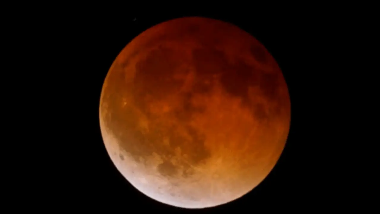 Los cinco minutos que sangró la Luna