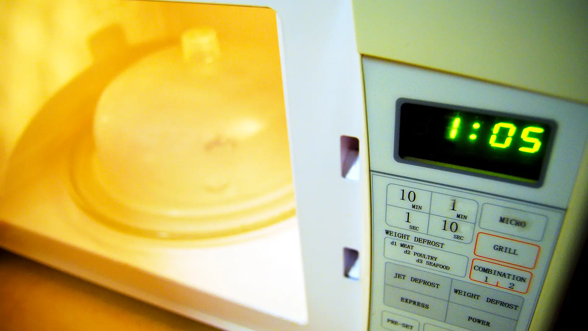 Sabes por qué la puerta de tu microondas no es transparente?