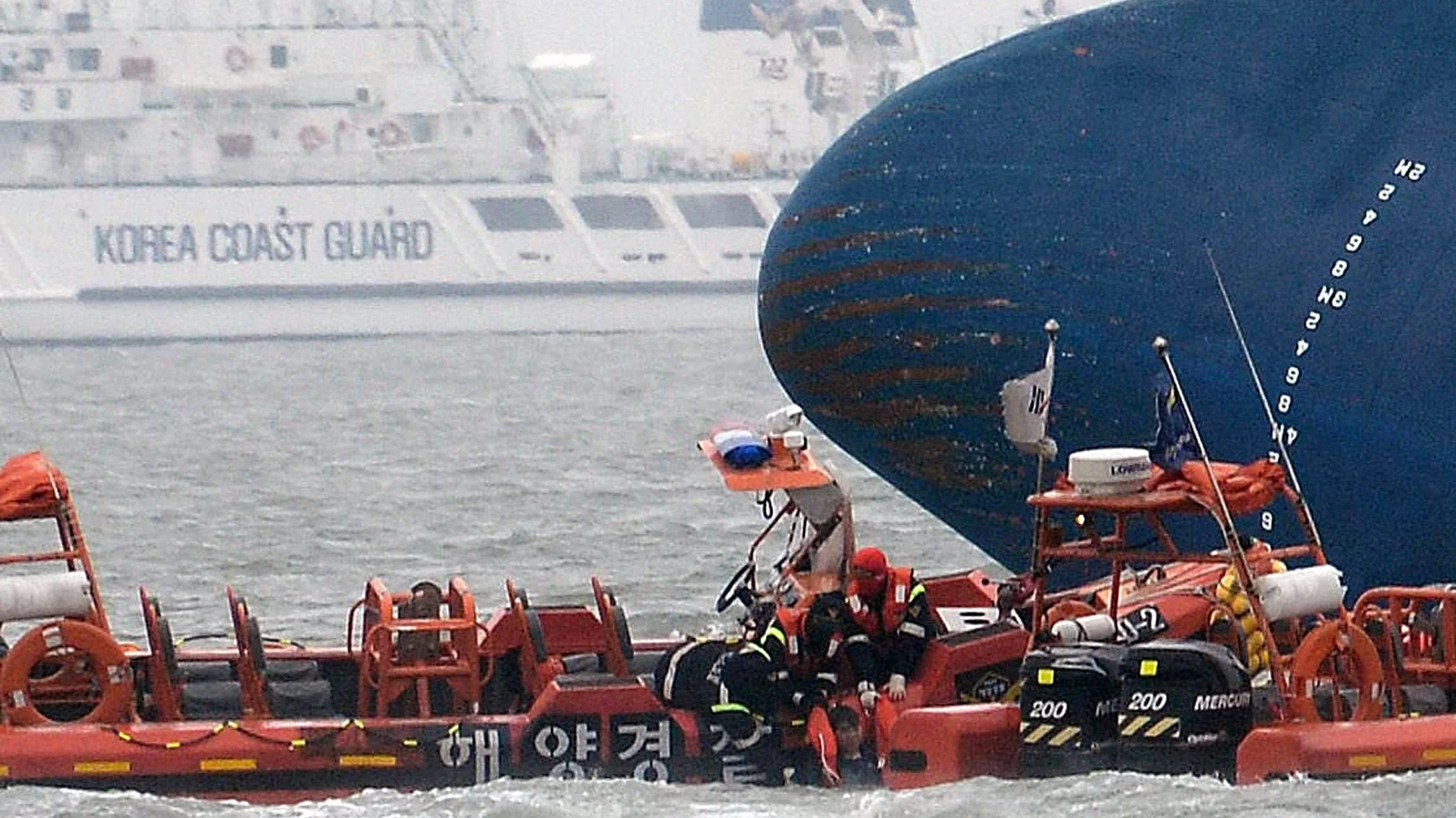 Tareas de rescate en Corea del Sur