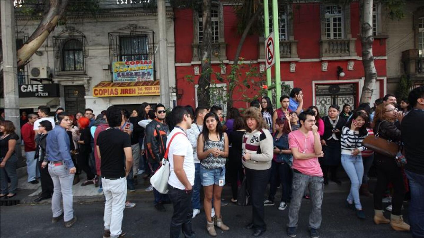 Habitantes de Ciudad de M&eacute;xico permanecen en lugares abiertos despu&eacute;s de un movimiento s&iacute;smico