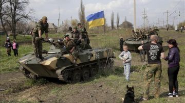 Tanque con una bandera de Rusia en la región de Donetsk