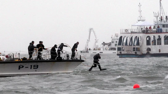 Cuatro buzos logran entrar en el ferry coreano en busca de los 268 pasajeros desaparecidos Cuatro buzos logran entrar en el ferry coreano en busca de los 268 pasajeros desaparecidos