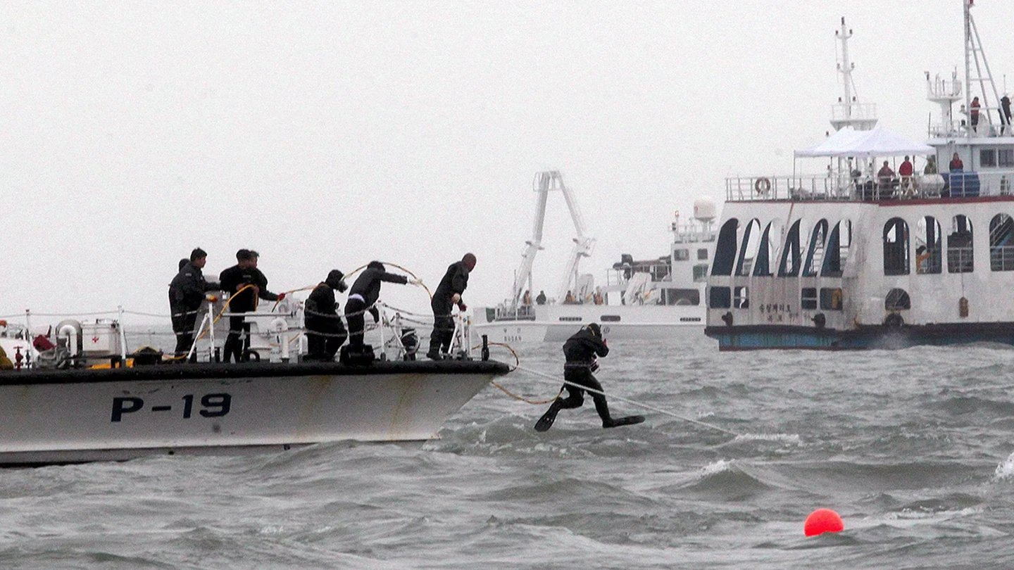 Cuatro buzos logran entrar en el ferry coreano en busca de los 268 pasajeros desaparecidos Cuatro buzos logran entrar en el ferry coreano en busca de los 268 pasajeros desaparecidos