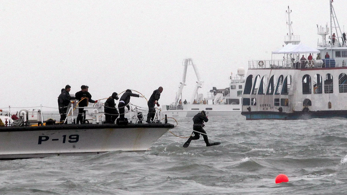 Cuatro buzos logran entrar en el ferry coreano en busca de los 268 pasajeros desaparecidos