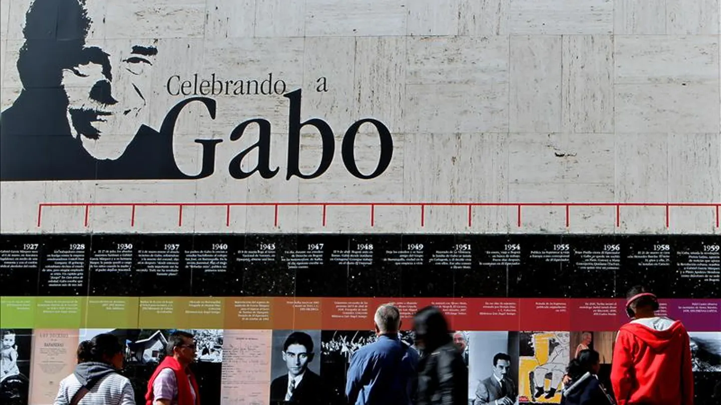 Un grupo de personas observa una línea cronológica de la vida del escritor colombiano Un grupo de personas observa una línea cronológica de la vida del escritor colombiano