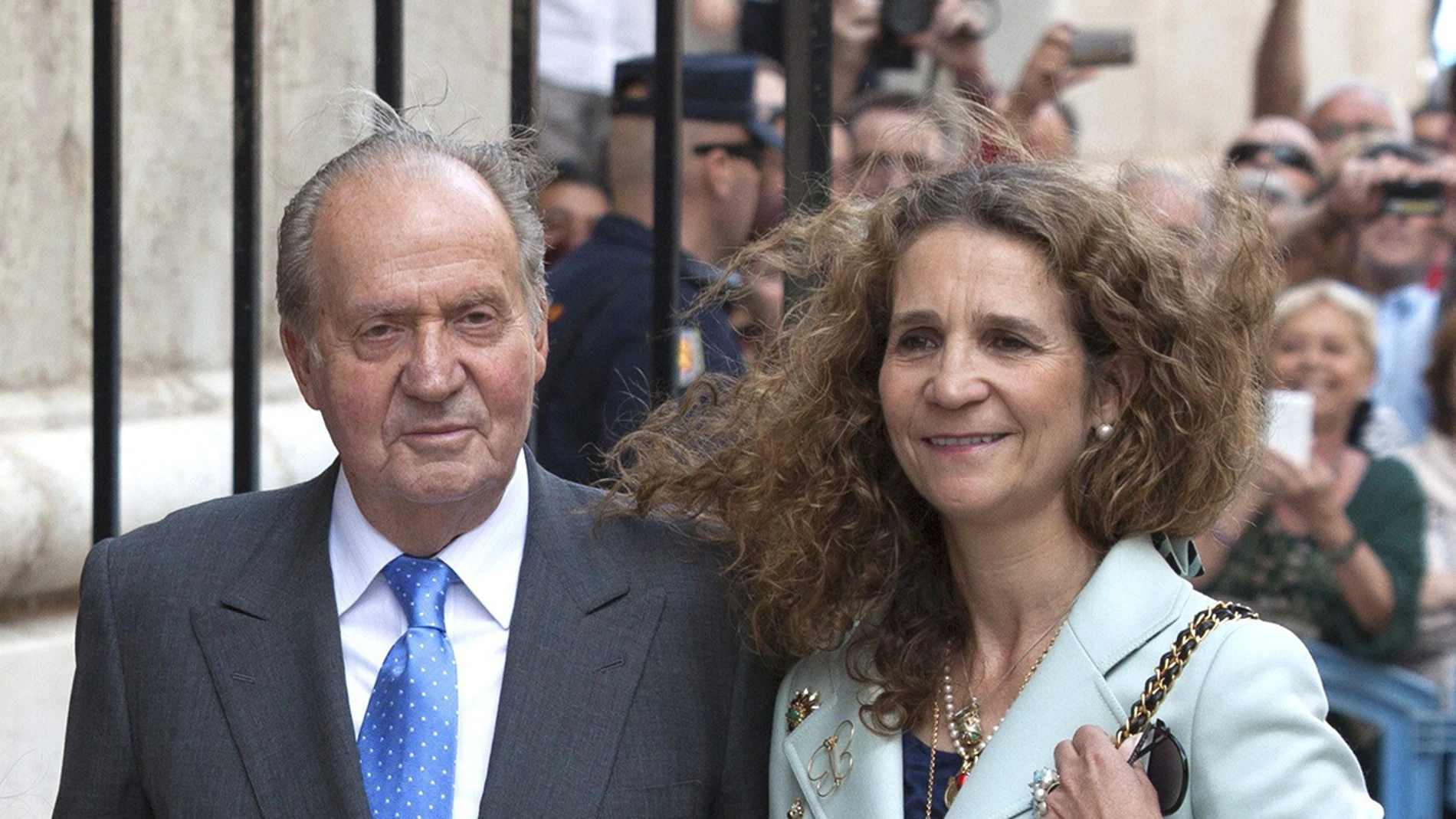  El rey Juan Carlos posa junto a la infanta Elena, a su llegada a la catedral de Palma de Mallorca