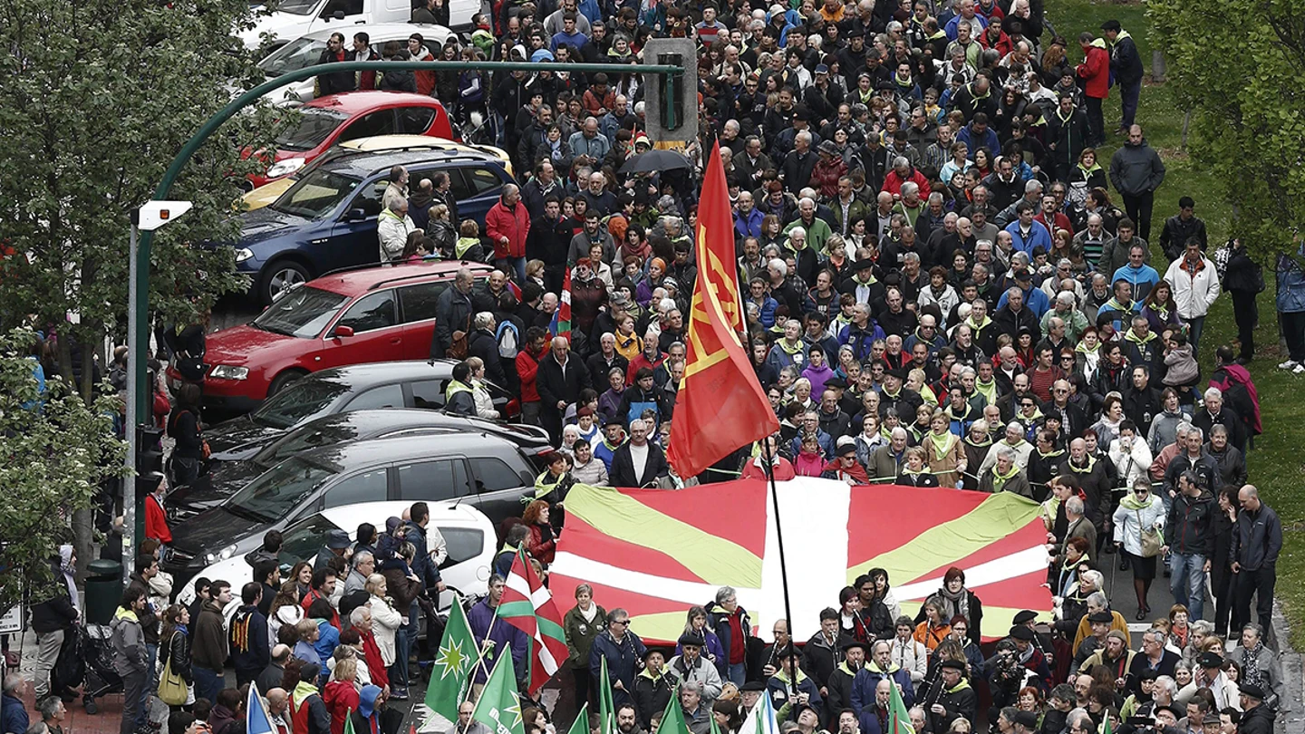 Miles de personas reclaman por las calles de Pamplona el derecho a decidir Miles de personas reclaman por las calles de Pamplona el derecho a decidir