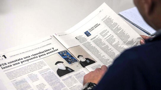 Un hombre lee un comunicado de ETA