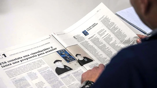 Un hombre lee un comunicado de ETA Un hombre lee un comunicado de ETA