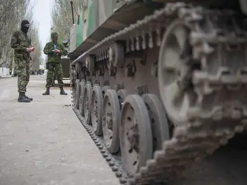 Dos soldados prorrusos hacian guardia en el puesto de control de Slaviansk, en Ucrania