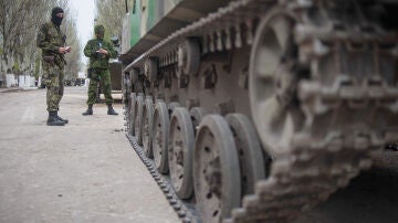 Dos soldados prorrusos hacian guardia en el puesto de control de Slaviansk, en Ucrania