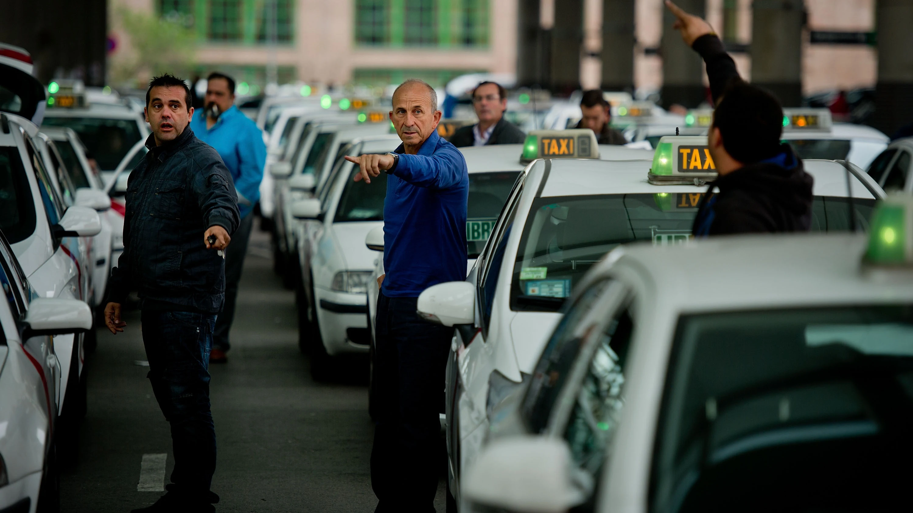 Taxistas en la estación de Atocha, en Madrid