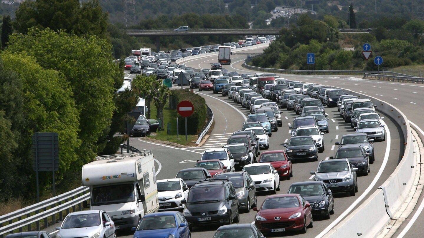 Imagen de la AP-7 el pasado viernes, a su paso por Roda de Bara (Tarragona) con retenciones en sentido sur. 