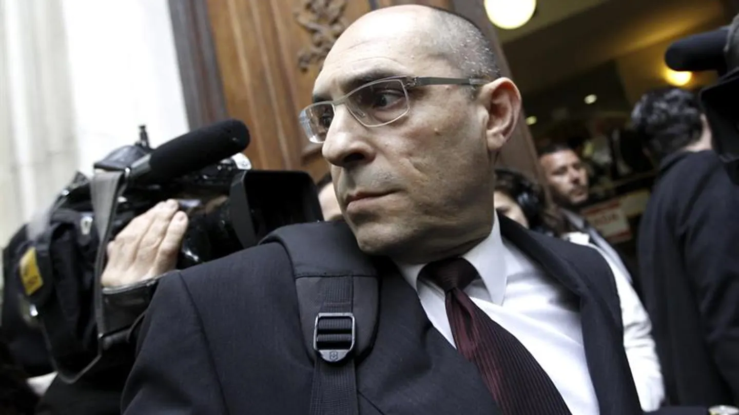 Elpidio José Silva entre una nube de periodistas Elpidio José Silva entre una nube de periodistas