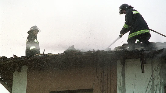 Un hombre muere al quemarse a lo bonzo y deja dos heridos que iban a socorrerle Un hombre muere al quemarse a lo bonzo y deja dos heridos que iban a socorrerle