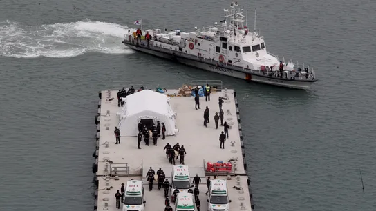 Miembros de los servicios de rescate trasladan el cuerpo de una de las víctimas Miembros de los servicios de rescate trasladan el cuerpo de una de las víctimas