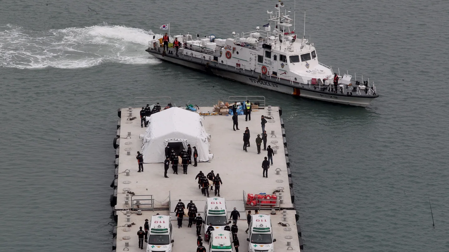 Miembros de los servicios de rescate trasladan el cuerpo de una de las víctimas Miembros de los servicios de rescate trasladan el cuerpo de una de las víctimas