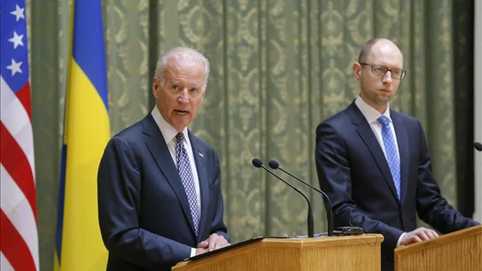 Joe Biden (i), y el primer ministro ucraniano, Arseni Yatseniuk. Joe Biden (i), y el primer ministro ucraniano, Arseni Yatseniuk.