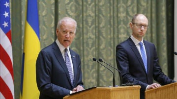 Joe Biden (i), y el primer ministro ucraniano, Arseni Yatseniuk.