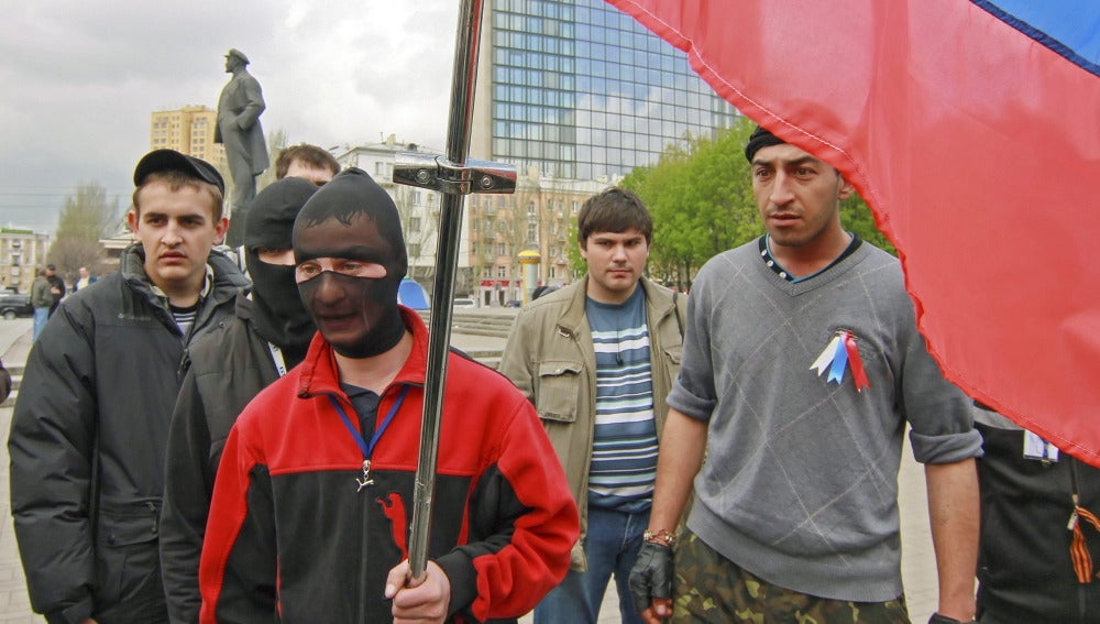 Manifestantes prorrusos portan una bandera rusa 