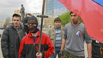 Manifestantes prorrusos portan una bandera rusa 