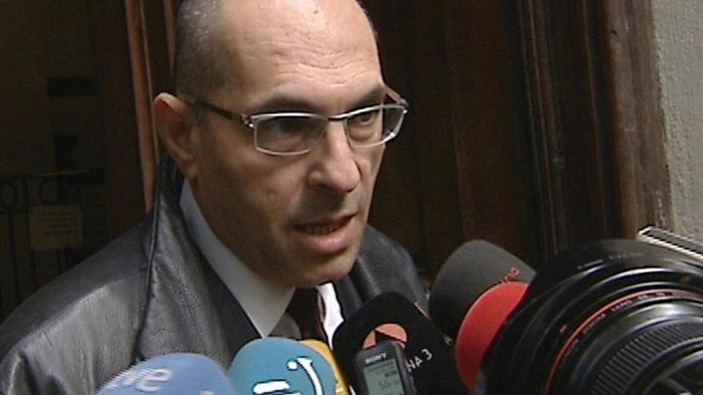 Elpidio Jos&eacute; Silva rodeado de periodistas