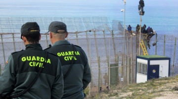 Agentes de la Guardia Civil ante los inmigrantes de origen subsahariano