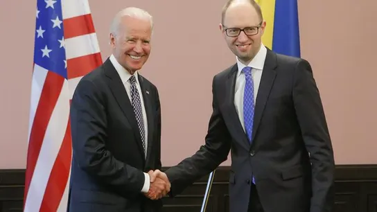 Apretón de manos entre Joe Biden y Arseni Yatseniuk Apretón de manos entre Joe Biden y Arseni Yatseniuk