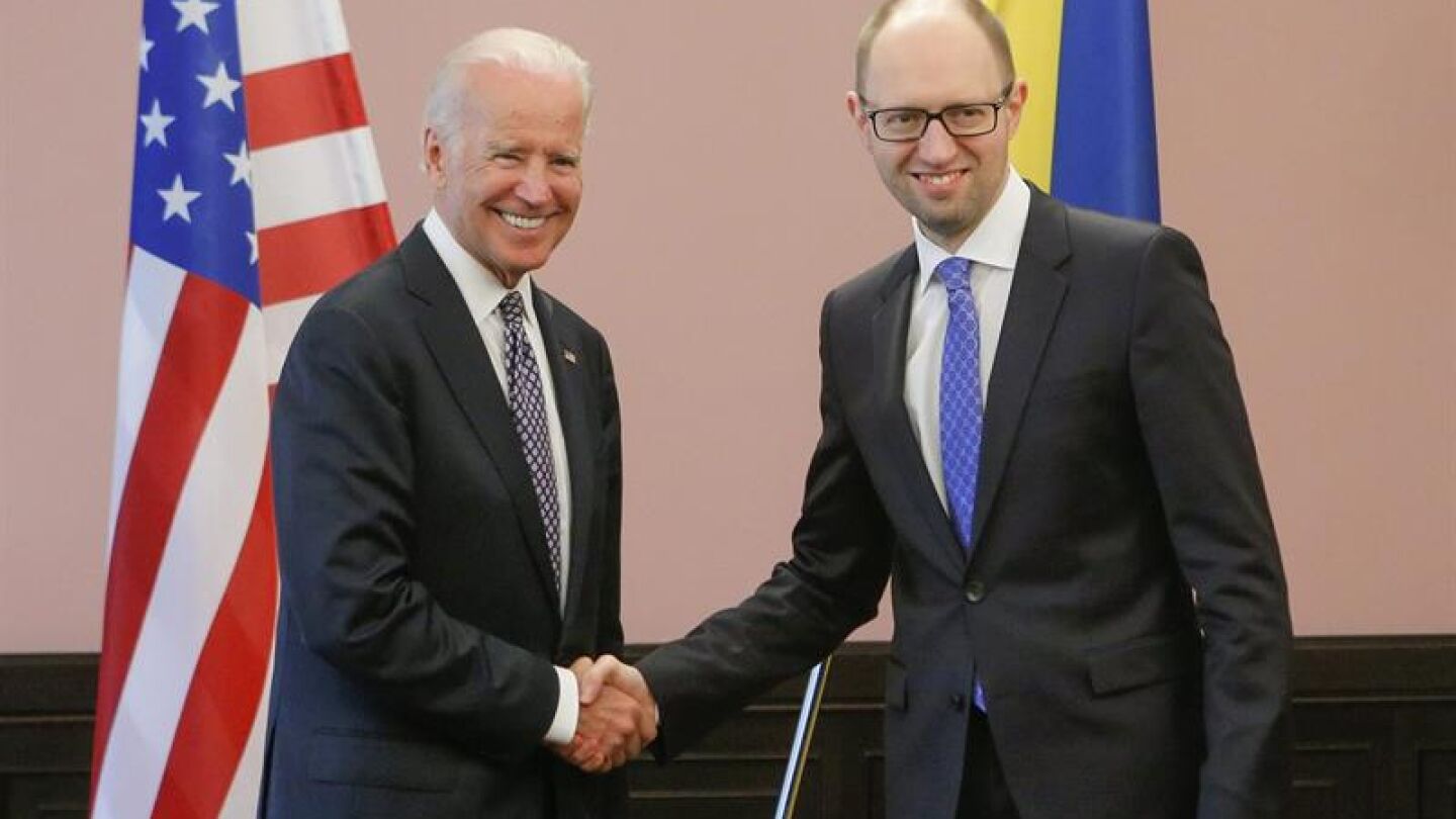 Apret&oacute;n de manos entre Joe Biden y Arseni Yatseniuk