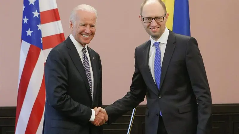 Apretón de manos entre Joe Biden y Arseni Yatseniuk