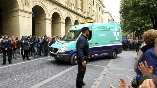 La ambulancia, con Garitano dentro, abandona la Diputación La ambulancia, con Garitano dentro, abandona la Diputación