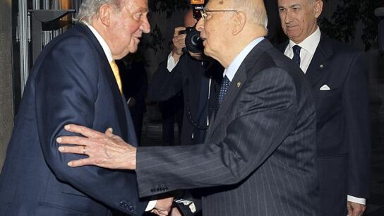 Los reyes de Espa&ntilde;a llegan a Roma para asistir a las canonizaciones de los papas