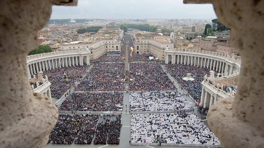 La Plaza de San Pedro durante la histórica ceremonia de canonización de Juan Pablo II y Juan XXIII La Plaza de San Pedro durante la histórica ceremonia de canonización de Juan Pablo II y Juan XXIII
