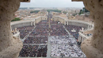 La Plaza de San Pedro durante la histórica ceremonia de canonización de Juan Pablo II y Juan XXIII 