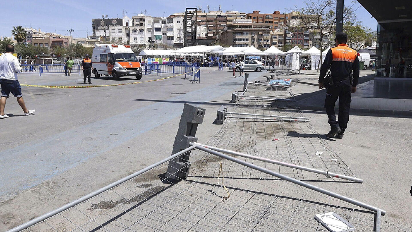 Personal de protecci&oacute;n civil en el lugar del suceso