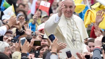 El Papa Francisco saluda a la multitud