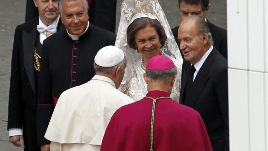 Los reyes de Espa&ntilde;a, don Juan Carlos y do&ntilde;a Sof&iacute;a, saludaron personalmente al papa Francisco