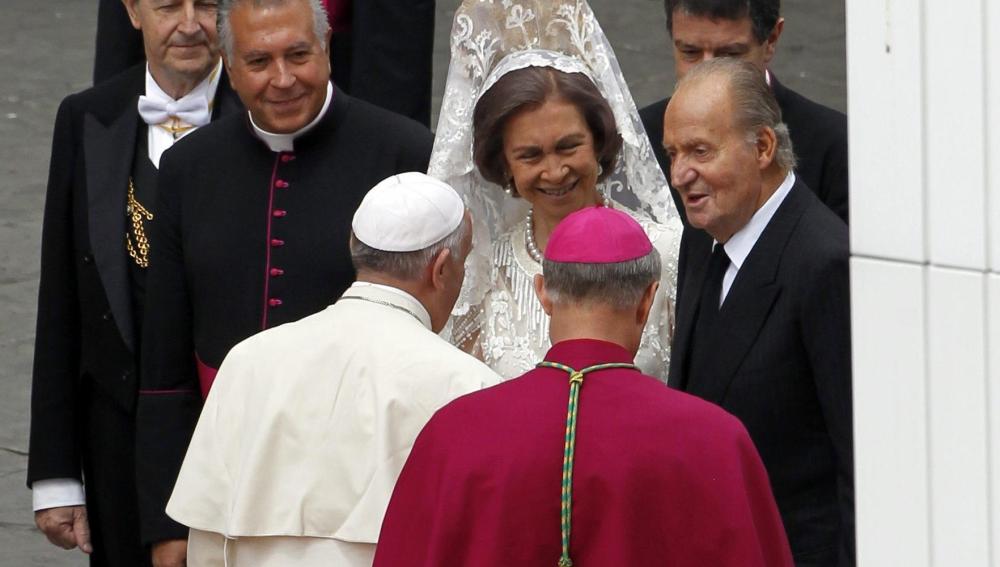 Los reyes de España, don Juan Carlos y doña Sofía, saludaron personalmente al papa Francisco
