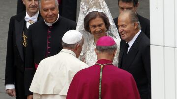 Los reyes de España, don Juan Carlos y doña Sofía, saludaron personalmente al papa Francisco