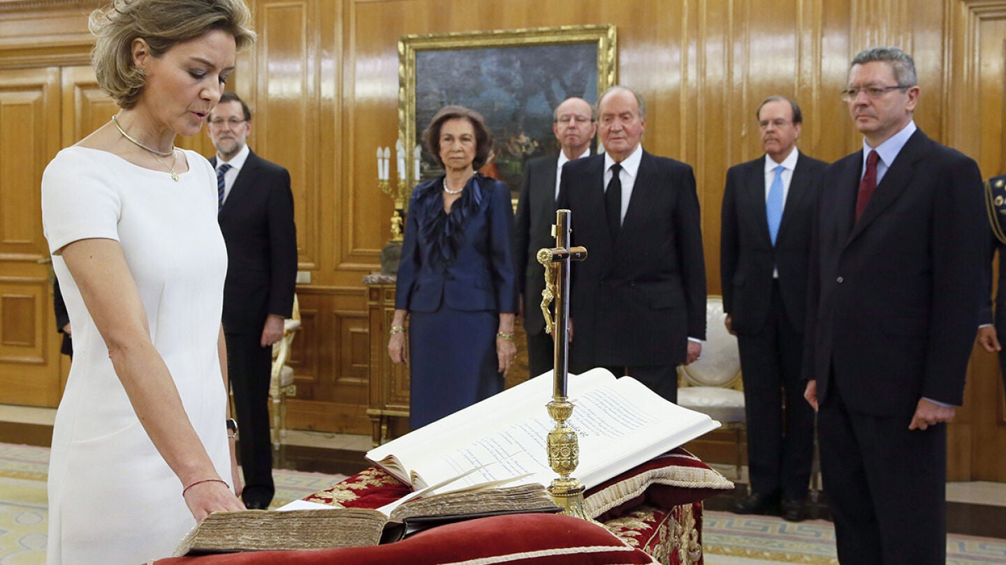 Isabel Garc&iacute;a Tejerina, jurando el cargo como ministra de Agricultura