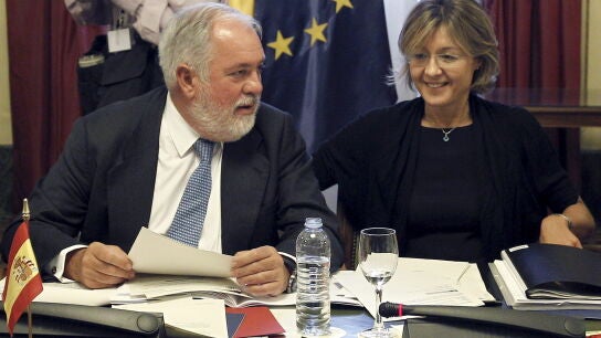 Miguel Arias Ca&ntilde;ete reunido junto con Isabel Garc&iacute;a Tejerina