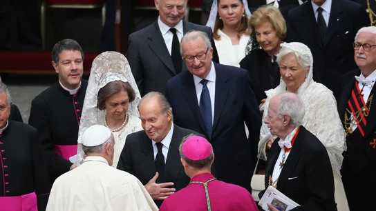 El Papa Francisco saluda a los Reyes de España El Papa Francisco saluda a los Reyes de España