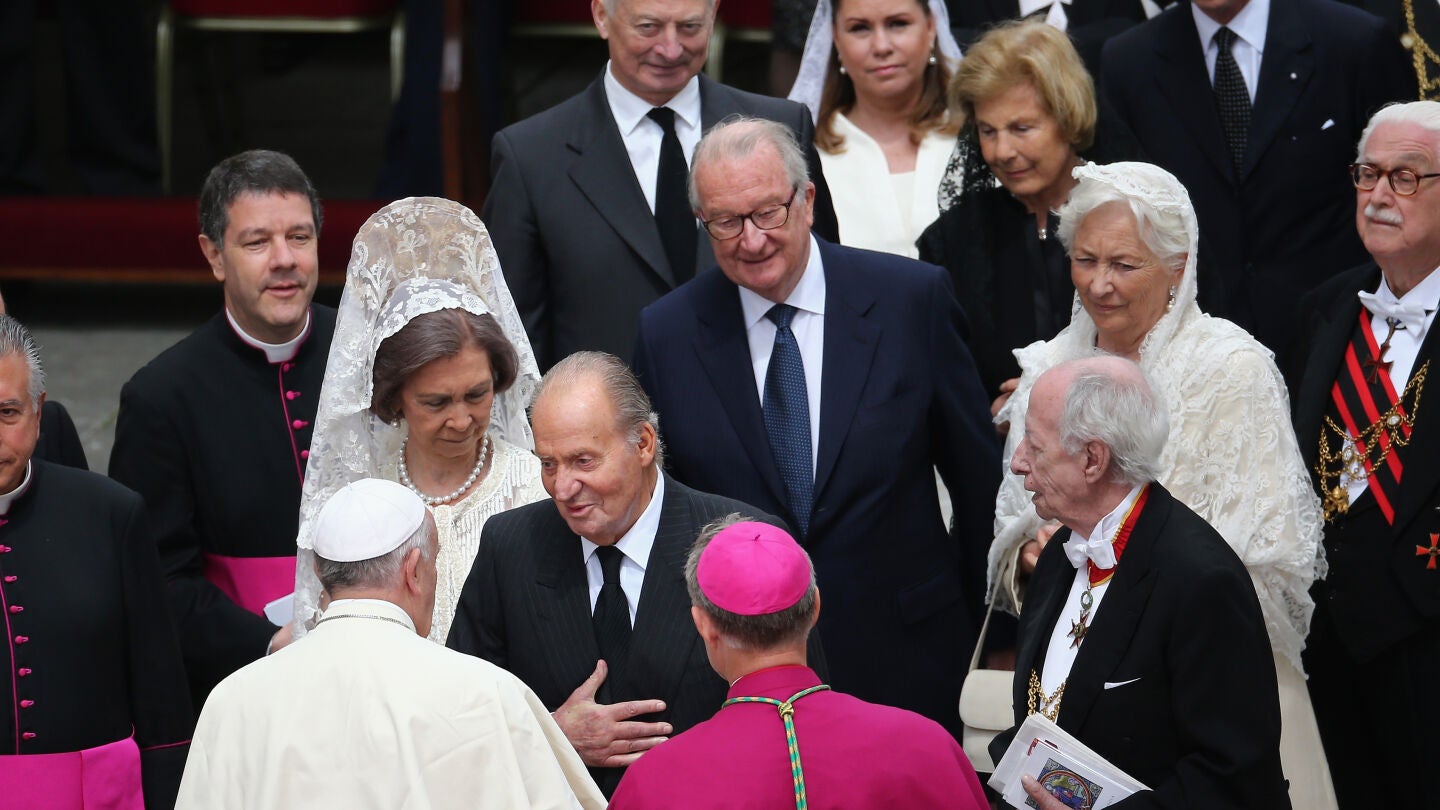 El Papa Francisco saluda a los Reyes de Espa&ntilde;a