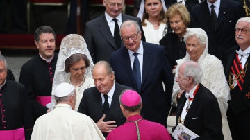 El Papa Francisco saluda a los Reyes de España